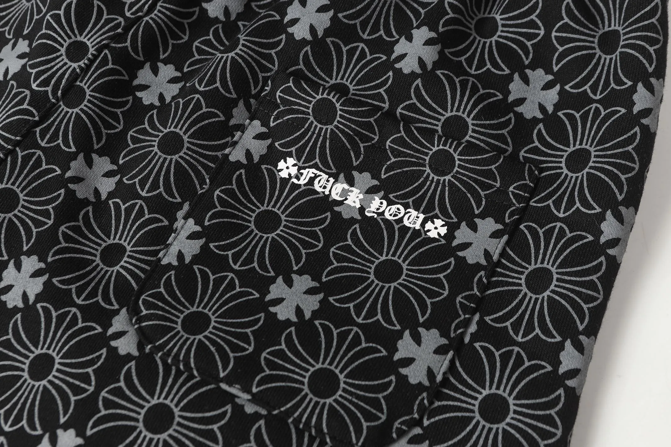 P280 #W5001 cross-border model. Those who pursue quality, please do not place an order. -Chrome Hearts/Chrome Hearts dark pattern all-over Sanskrit letter printed trousers, casual pants and sweatpants -High weight, high density and high quality. The wool is soft, delicate and skin-friendly. It feels soft and silky. It has excellent warmth and skin-friendly properties.